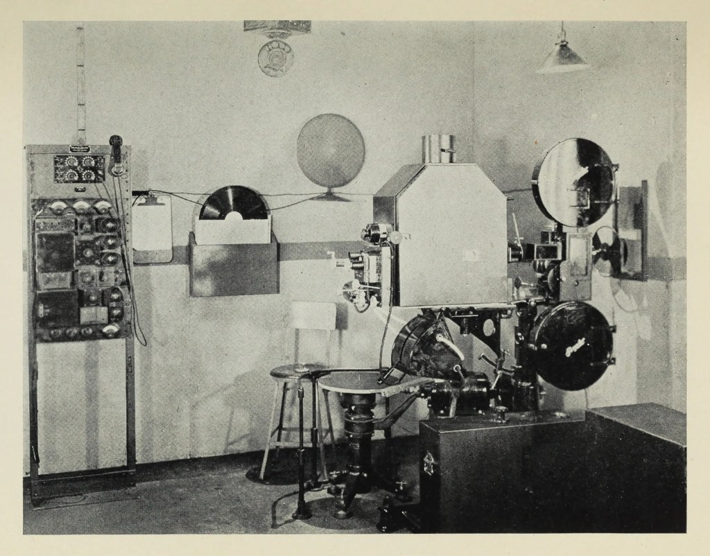 بداية العصر الصوتي في السينما (1927-1935): التحول من الصمت إلى&nbsp;الصوت