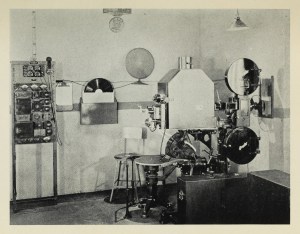 بداية العصر الصوتي في السينما (1927-1935): التحول من الصمت إلى&nbsp;الصوت